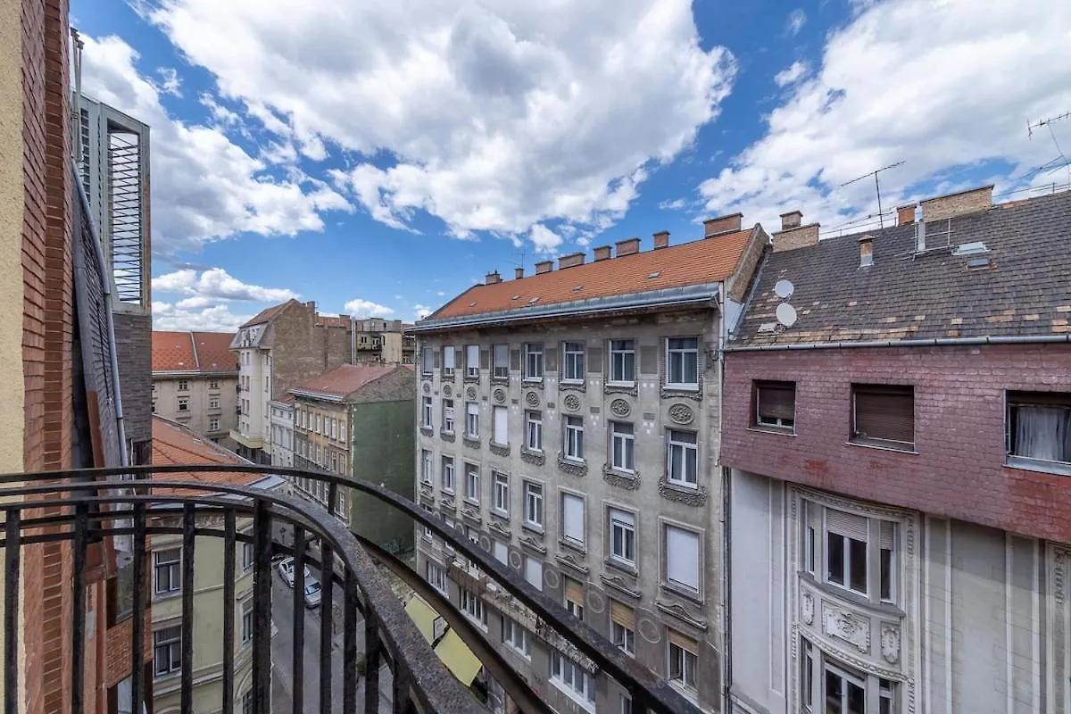 Brand New Fakes-Two Balconies Above The Citycenter Budapešť 0*,  Maďarsko